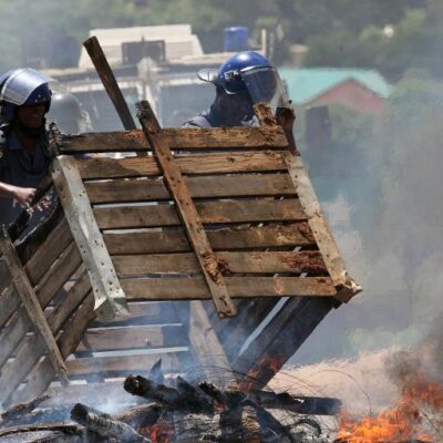 police vs mineurs en afrique du sud