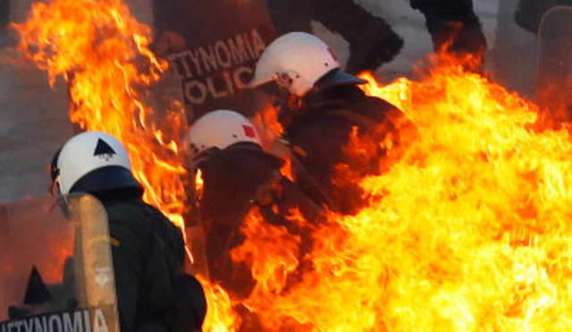 Incendie d'un poste de péage à Athènes