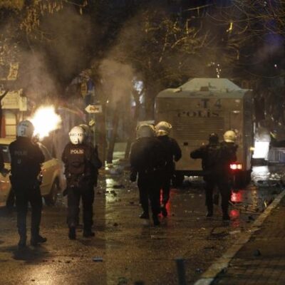 Manifestation réprimée contre la loi internet