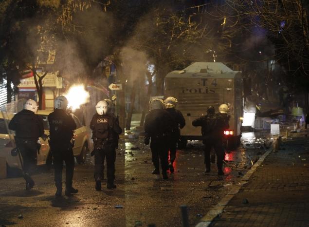 Manifestation réprimée contre la loi internet