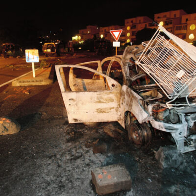 Voiture incendiée au Port, à la Réunion