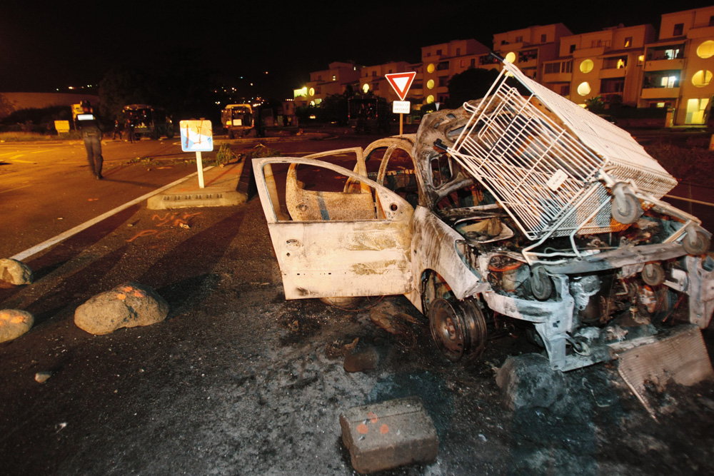 Voiture incendiée au Port, à la Réunion