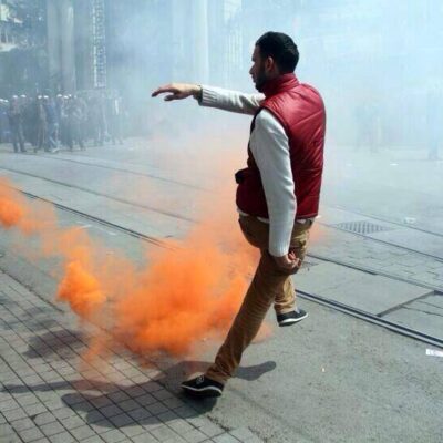 Un manifestant sur la place Taksim