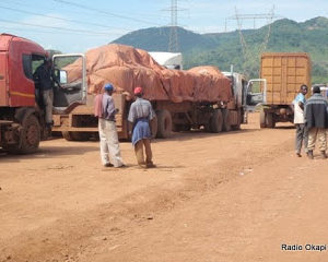 camions_charges_des_minerais_sur_route_kolwezi.jpg