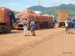 camions_charges_des_minerais_sur_route_kolwezi.jpg
