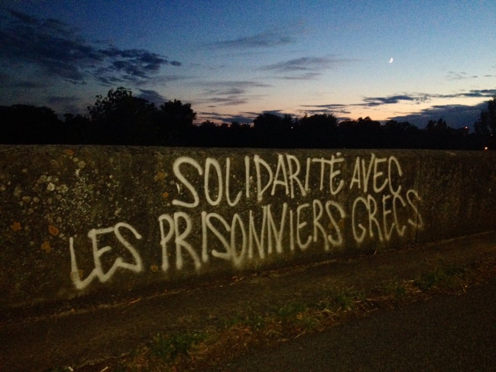 Tag solidaire des prisonniers grecs sur les bords de la Garonne.