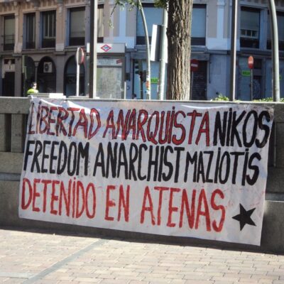 Banderole de solidarité avec N. Maziotis à Madrid