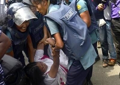 La police arrête une ouvrière