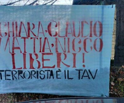 Banderole de solidarité avec les prisonniers No TAV