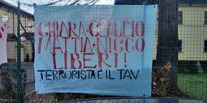 Banderole de solidarité avec les prisonniers No TAV