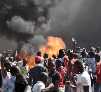 Les manifestants incendient le parlement à Ouagadougou