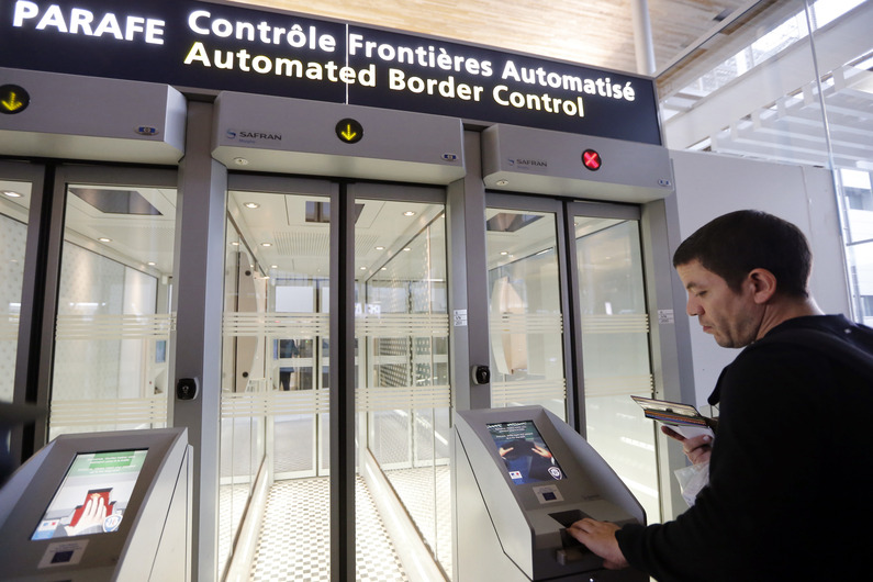 controle-automatique-passeports-roissy.jpg