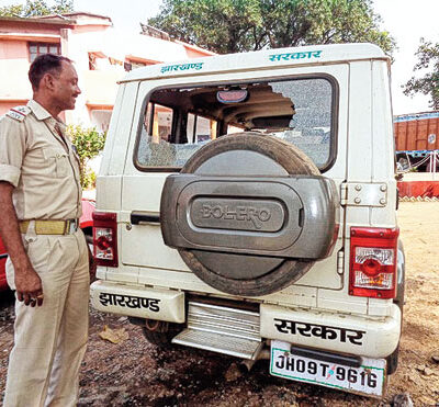 SUV caillassé par des villageois