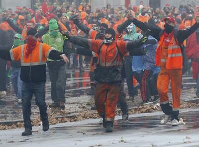 Les travailleurs affrontent la police à Bruxelles