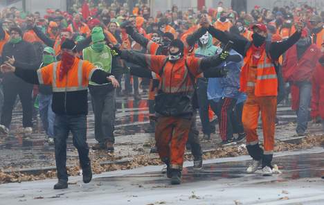 Les travailleurs affrontent la police à Bruxelles