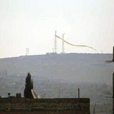 Immense drapeau YPG accroché lors de la libération de Kobané en janvier 2015.