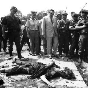 Le président Alfonsin devant le corps d'une guérillera du MTP