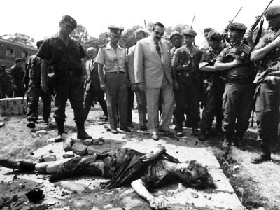 Le président Alfonsin devant le corps d'une guérillera du MTP