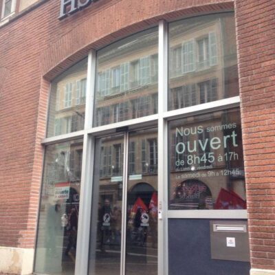 Une agence HSBC attaquée par les manifestants.