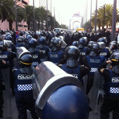 Les centaines de policiers venus chasser les manifestants des rues.