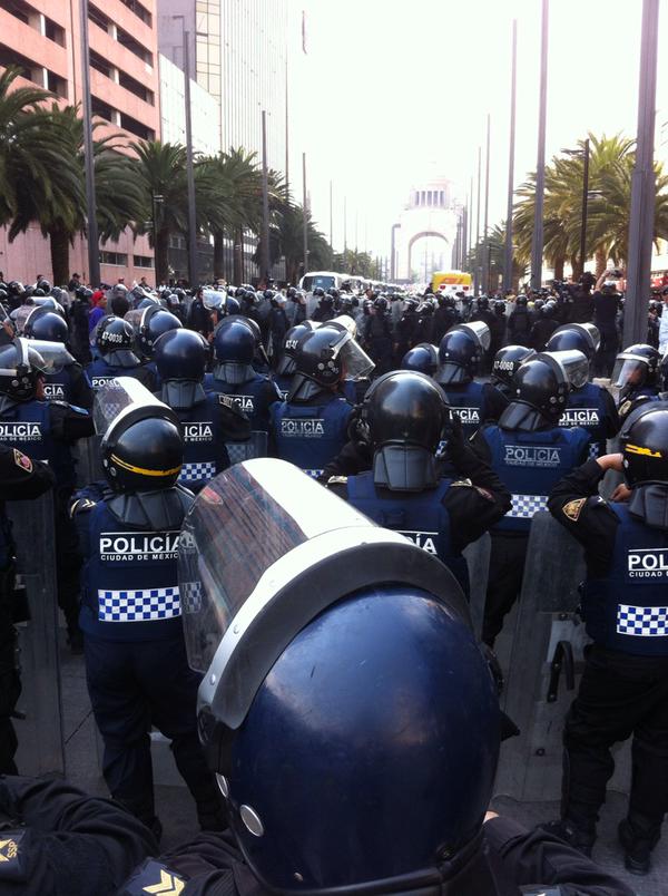 Les centaines de policiers venus chasser les manifestants des rues.