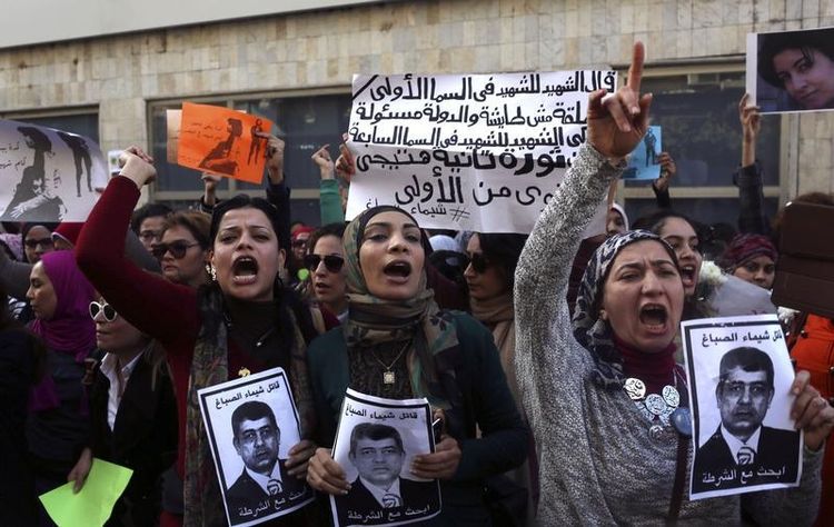 Les manifestants brandissent le portrait du ministre de l’Intérieur, barré par les mots 