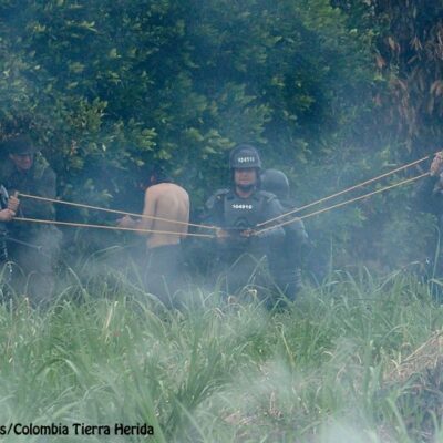Le lance-pierre géants des policiers colombiens.