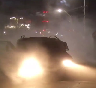 Un fourgon surpris par des manifestants.