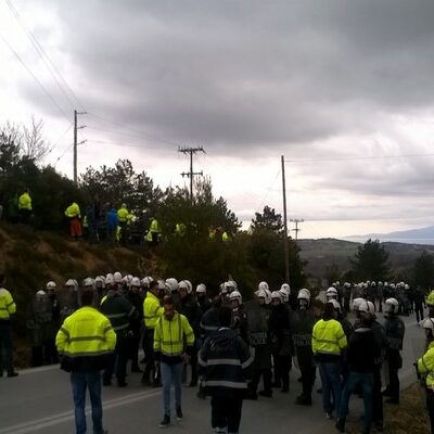Policiers et miliciens protégeant Eldorado Gold.