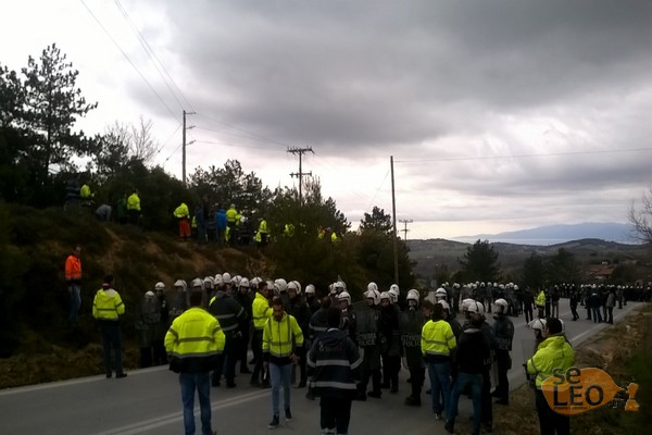 Policiers et miliciens protégeant Eldorado Gold.