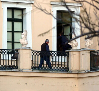 La police cherche l'entrée de l'Université.