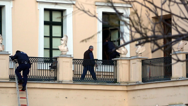La police cherche l'entrée de l'Université.
