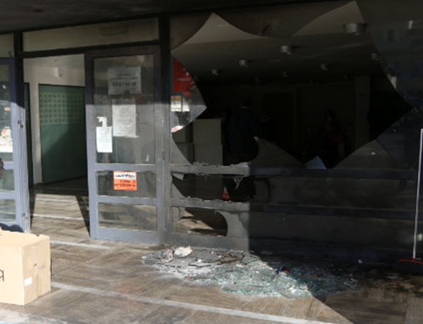 Engin incendiaire au bureau du fisc à Héraklion.