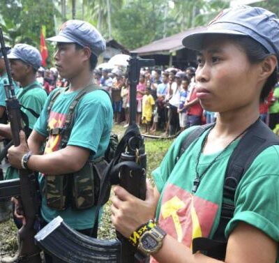 Combattants de la NPA à une célébration du 46e anniversaire du Parti communiste des Philippines, en décembre 2014.