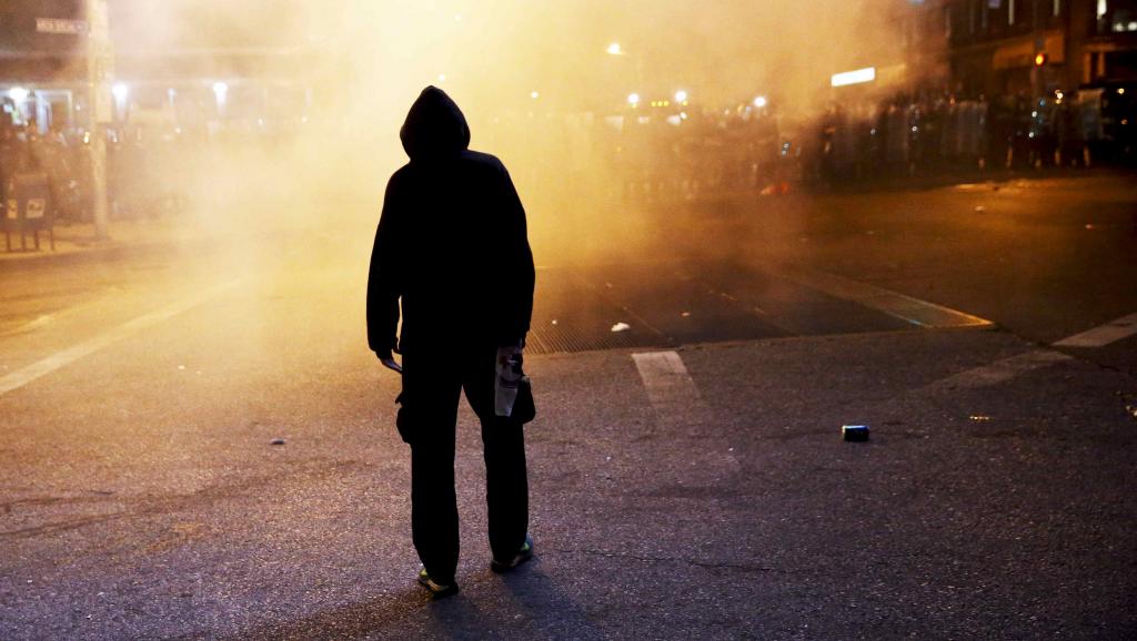 Un manifestant pendant le couvre-feu à Baltimore