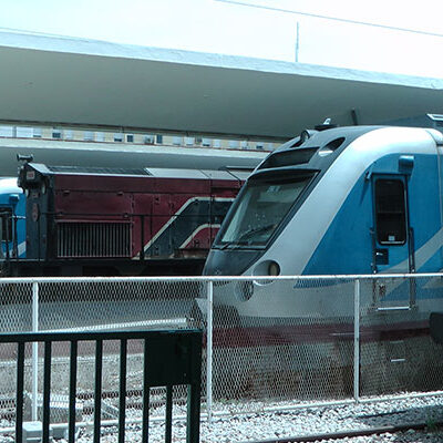 Trains à l'arrêt à la gare