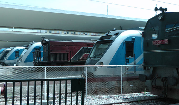Trains à l'arrêt à la gare 
