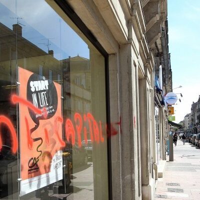 Une banque taguée boulevard de la République à Agen