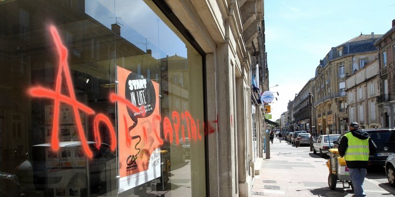 Une banque taguée boulevard de la République à Agen Une banque taguée boulevard de la République à Agen