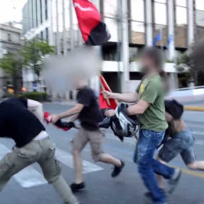 Aube Dorée attaque une manifestation à Athènes.