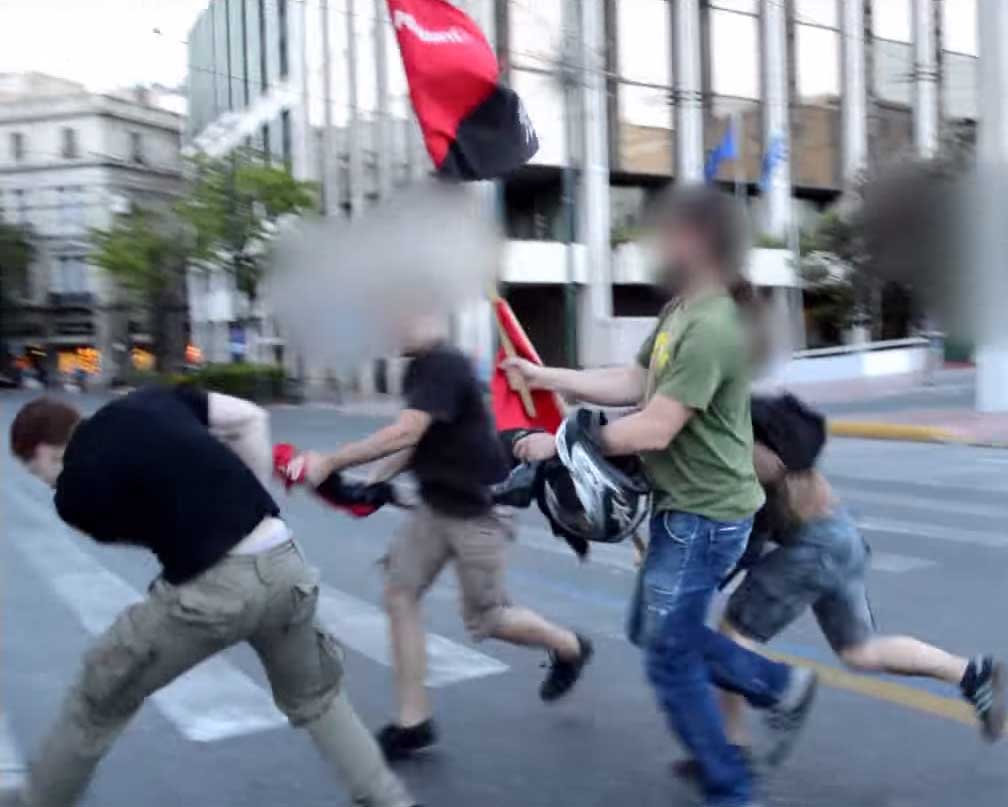 Aube Dorée attaque une manifestation à Athènes.