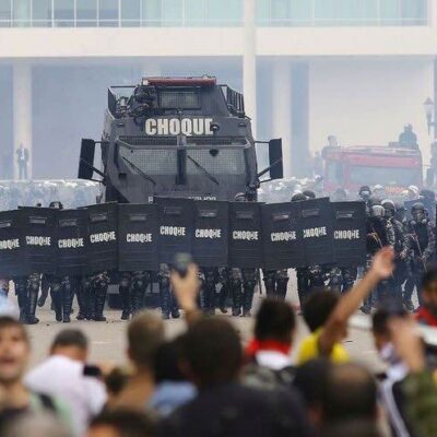 La police militaire attaque les enseignants au Brésil.