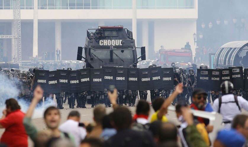 La police militaire attaque les enseignants au Brésil.