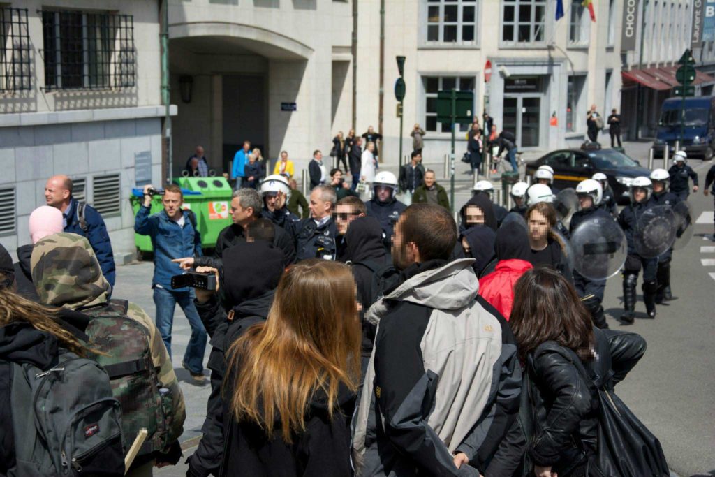 La police anti-émeute au secours des fascistes.