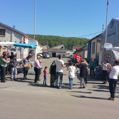 Devant l'usine de Castmetal