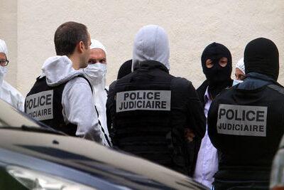 Policiers devant la villa perquisitionnée à Biarritz