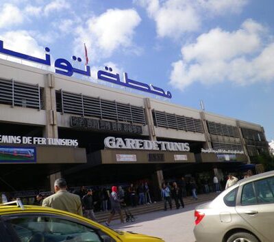 Les unités de sécurité relevant du ministère de l’intérieur sont intervenues ce samedi afin d’évacuer la gare de Place Barcelone à Tunis, des groupes de grévistes relevant de la SNCFT, avaient investi la cour de la place, au niveau de la Gare de Tunis.