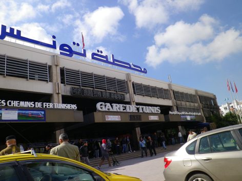 Les unités de sécurité relevant du ministère de l’intérieur sont intervenues ce samedi afin d’évacuer la gare de Place Barcelone à Tunis, des groupes de grévistes relevant de la SNCFT, avaient investi la cour de la place, au niveau de la Gare de Tunis.