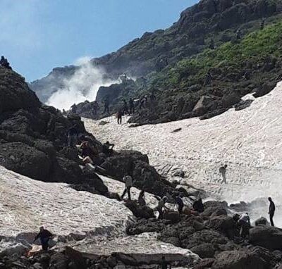 Les villageois se déployant sur le chemin des militaires