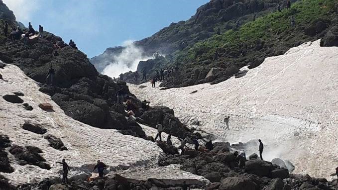 Les villageois se déployant sur le chemin des militaires